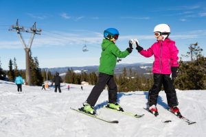 Read more about the article Sådan finder du gode skiluffer og skihandsker til børn